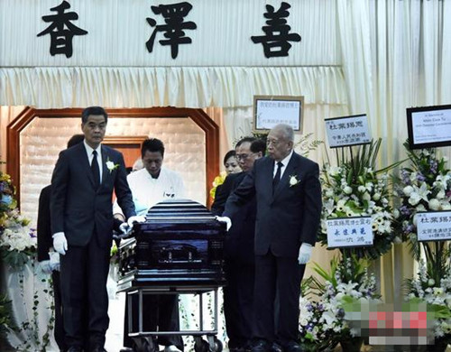 香港三任特首为前立法局议员杜叶锡恩出殡扶灵