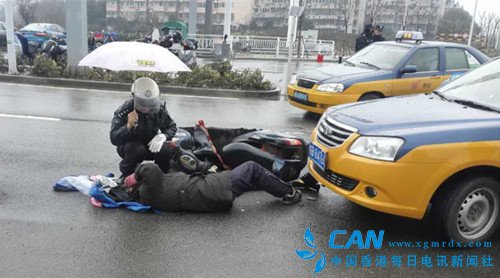 安徽：芜湖交警为车祸伤者撑伞获“点赞”