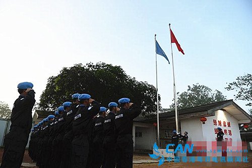 中国维和警察防暴队举行升国旗仪式