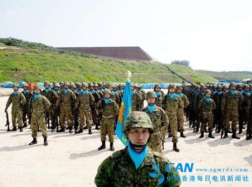 日本防卫省在与那国岛举行驻地部队队旗授予仪式
