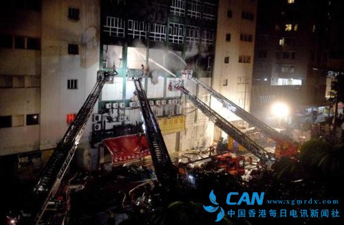香港工厦大火烧逾60小时未灭 再有一名消防员殉职