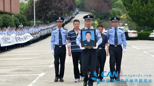 南京千名民警悼念在追捕过程中殉职的战友