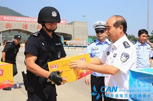 三门峡市公安局领导冒酷暑慰问基层民警