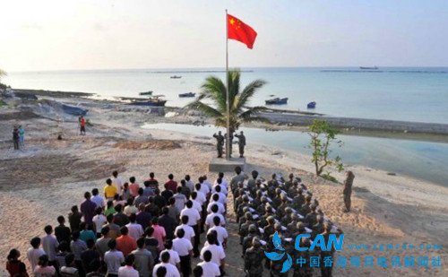 三沙市在南海岛礁及船舶举行国庆升旗仪式