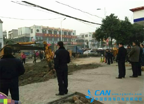 河北磁县：交警大队长疑对城管骂脏话 城管堵门断路报复