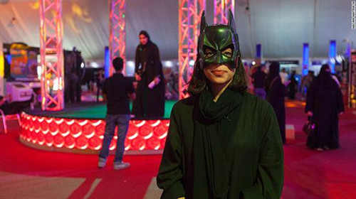 沙特官方举办第一届动漫展 喜欢动漫的女性着黑袍参加