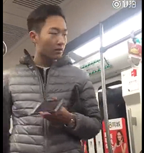 北京警方查获在地铁里辱骂两名姑娘之男子