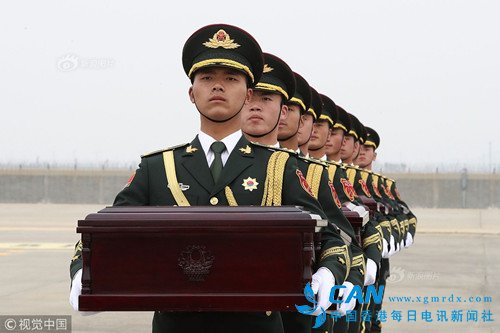 二十八日  20名中国人民志愿军烈士英灵从韩国启程回家