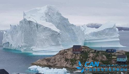 巨型冰山漂到格陵兰岛岸边 若崩解恐引发海啸