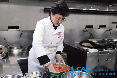 中国人民大学书记校长下厨房 为学生烧了两个菜