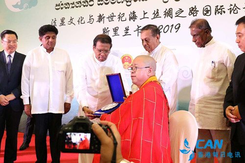 斯里兰卡总统向纯一大和尚颁发国际法显文化贡献奖及荣誉勋章