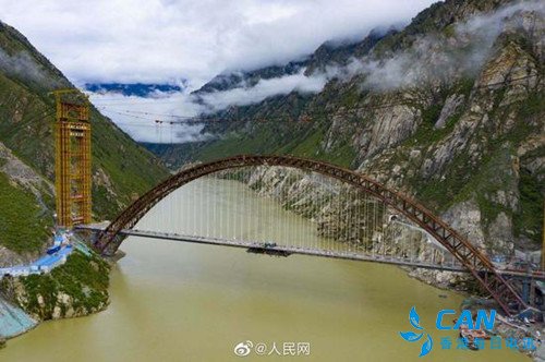 世界跨度最大铁路钢管混凝土拱桥合龙