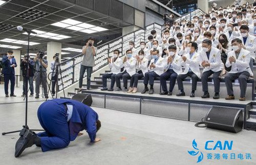 韩国大邱市长下跪磕头感谢医护人员