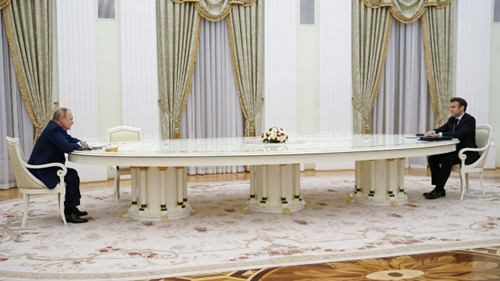 普京和马克龙为何隔着4米长桌谈话？