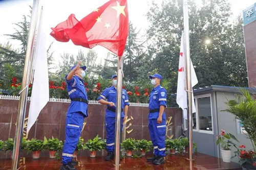 三门峡市中心医院举行庆“七一”升国旗仪式