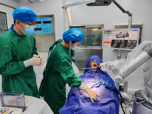 种植牙机器人在三门峡口腔医院“上岗”
