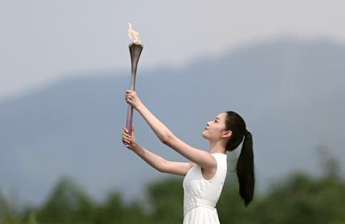 今日，杭州亚运会火炬传递开启