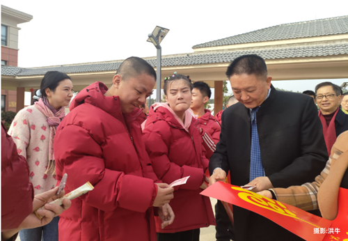 胡正魁一行走进景德镇市社会福利中心开展新春慰问活动