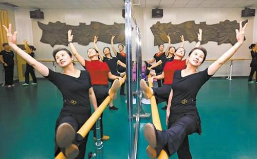 老年人也开始“卷”夜校了