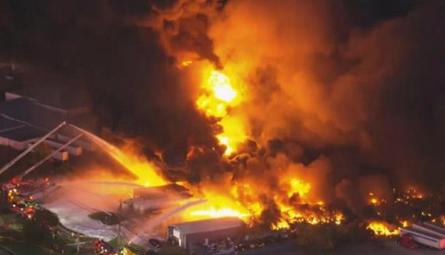 美国：肯塔基州一机场发生飞机坠毁事故