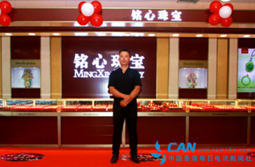 珠宝店开业 吸引一对情侣现场求婚