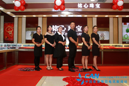 珠宝店开业 吸引一对情侣现场求婚