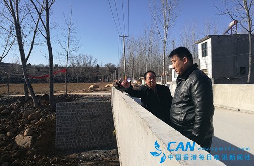 宜阳县人民政府党组成员王留卿利用周末时间调研脱贫攻坚