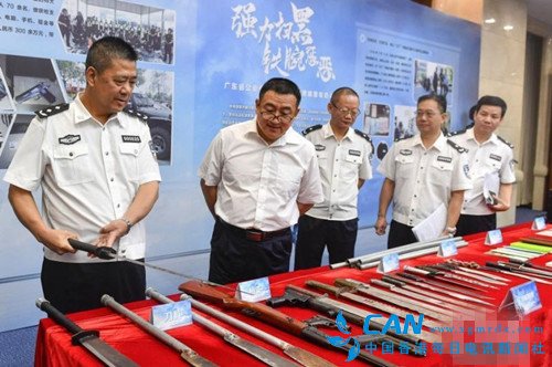 广东省公安厅向三名举报黑恶犯罪的群众奖励人民币五十万元