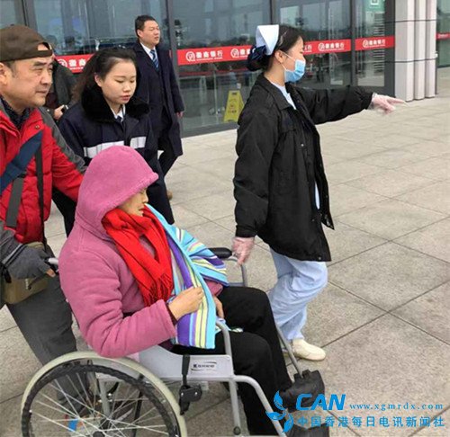 杭黄高铁上老人突发疾病 黄山北站工作人员热心救助