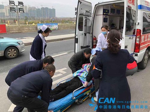 杭黄高铁上老人突发疾病 黄山北站工作人员热心救助
