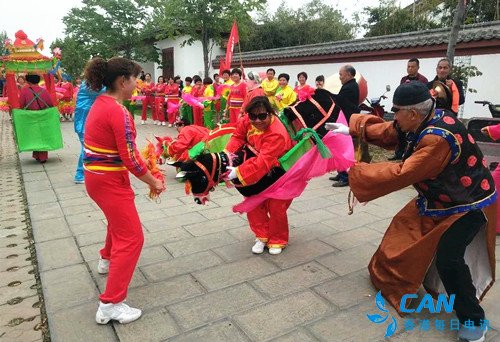 河南宜阳:香鹿山镇凤凰岭千亩槐花盛开