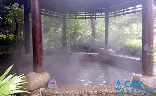 溪山温泉:浅溪行舟画中游