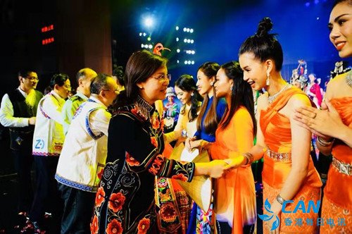 彝族服饰秀《云绣彝裳》在楚雄首演