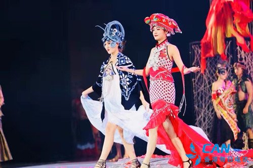 彝族服饰秀《云绣彝裳》在楚雄首演