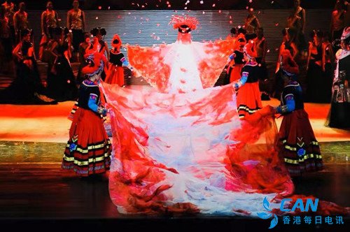 彝族服饰秀《云绣彝裳》在楚雄首演