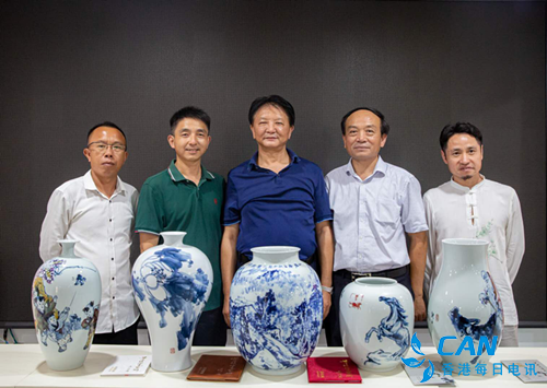 江西友邦文化产业组织各界向鄱阳捐款捐物