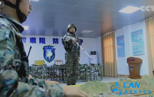 解放军空降兵演习!“敌方”旗帜配色和标语揭重要信号