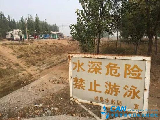 2015年10月20日，记者在河北省威县看到，桥下河流早已干涸，除了土和石头，什么都没有。 新华社记者郭雅茹 摄